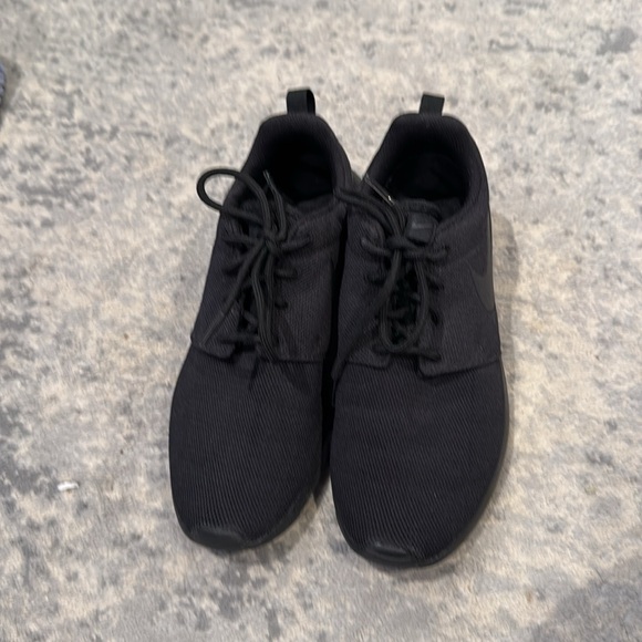 Nike Roche black on black sneakers. Size 7 - Picture 3 of 6